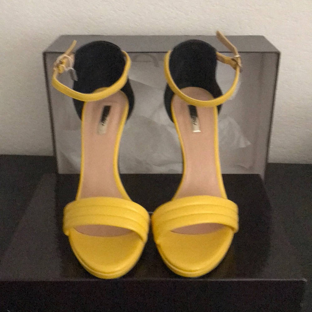 Byblos shoes in Black and Yellow.